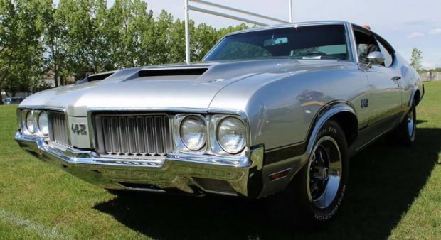 1970 Oldsmobile Cutlass 442 muscle car