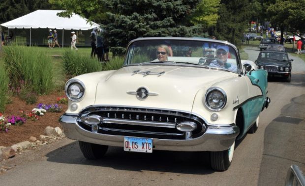 1955-Oldsmobile-Ninety-Eight-Hardtop-White-4