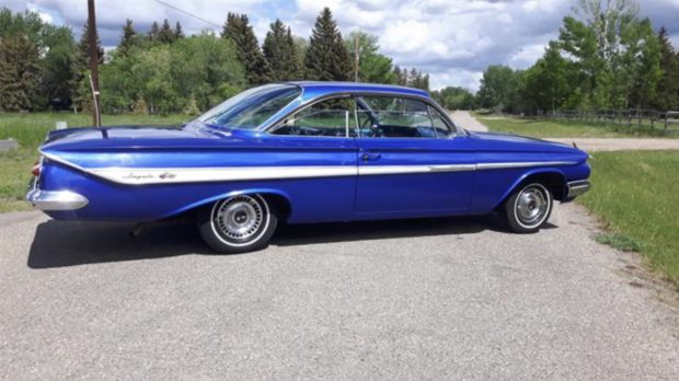 1961-Chevy-Impala-Blue-6
